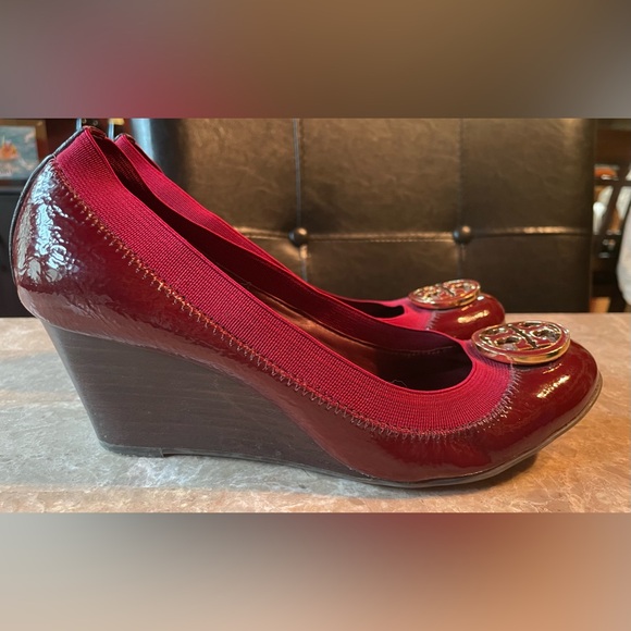 Tory Burch Burgundy Flats with Gold Logo - Picture 7 of 7